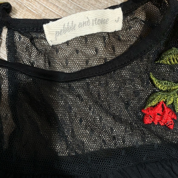 //5 for $20// Lace Rose Top - Picture 2 of 3